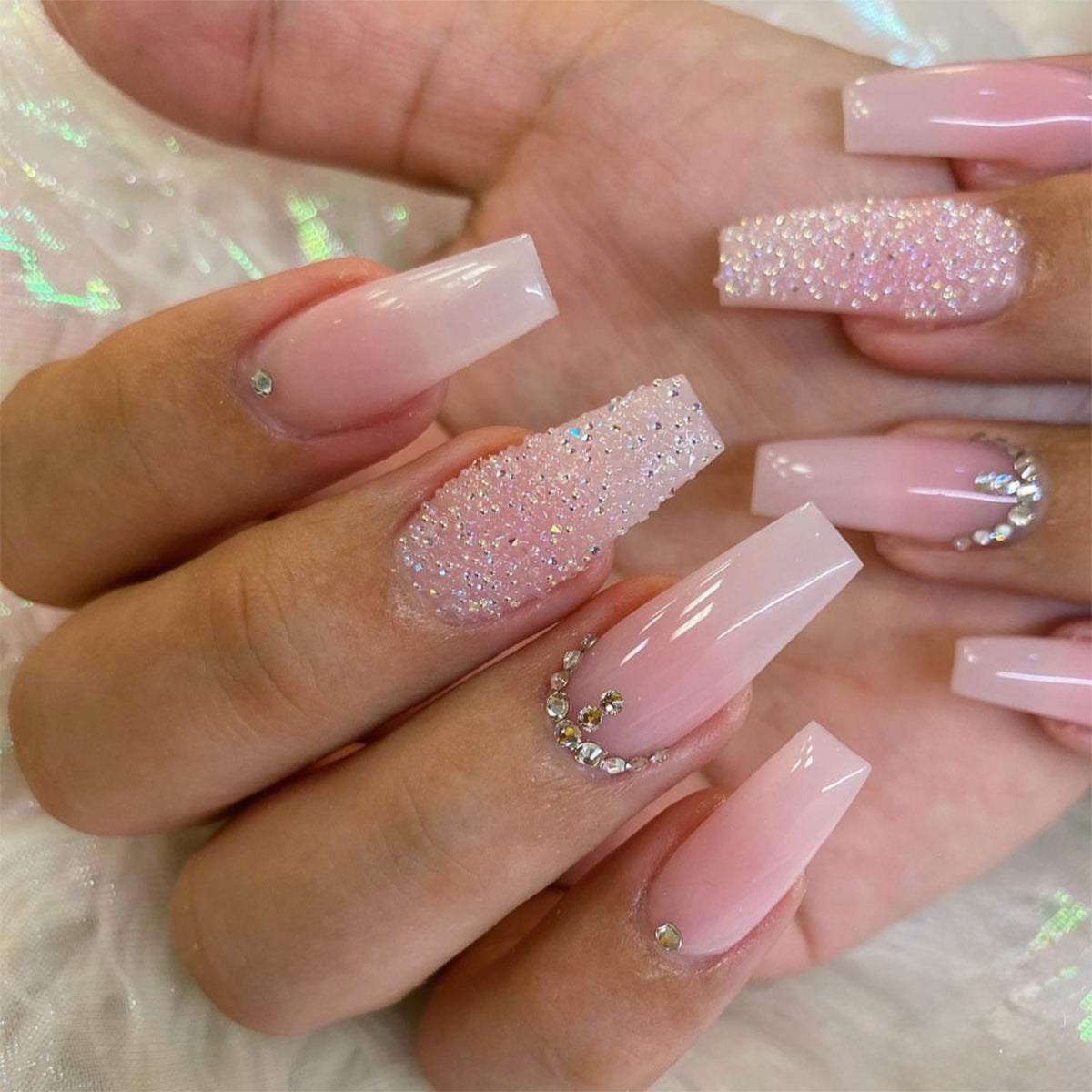 Elegant Gradient Rhinestone Nails MERLIÁ